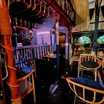 Hostel Happiness Community Wake & Bake - Rooftop Bar & Bistro