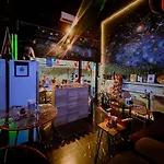 Hostel Happiness Community Wake & Bake - Rooftop Bar & Bistro *