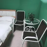 Hostel Happiness Community Wake & Bake - Rooftop Bar & Bistro