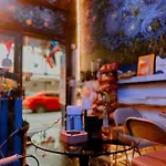 Hostel Happiness Community Wake & Bake - Rooftop Bar & Bistro *