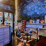 Hostel Happiness Community Wake & Bake - Rooftop Bar & Bistro Pattaya