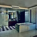 Sea View Luxury Suite With Bath Tub Jomtien
