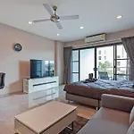 อพาร์ทเม้น Beachfront Phratamnak Pattaya