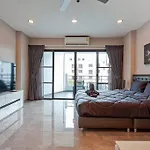 Beachfront Phratamnak Pattaya