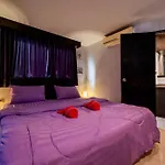 Abunawas Merry At Walking Street โรงแรม 2*