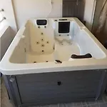 3 Bedroom Renovated House With In - And Outdoor Jacuzzi * Pattaya