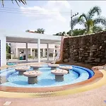 3 Bedroom Renovated House With In - And Outdoor Jacuzzi Holiday home *