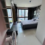 The Private Paradise Two-Bedroom Condo Only Women, Shared Accommodation Apartment *
