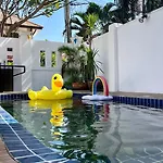 Villa Sunshine Near Private Pool Pattaya