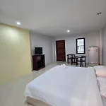 Middle Tree House โรงแรม