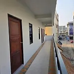 Middle Tree House โรงแรม 3*