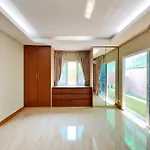 3 Bedroom House, 200 Meters To Beach Workspace, Pet Friendly