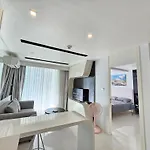 Center Pool View Apartment Pattaya