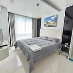 Center Pool View Apartment