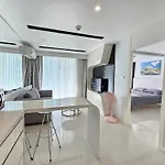 Center Pool View Apartment