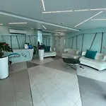 Stylish - Ultra-fast Fiber Internet, Pool, Sauna, Gym, Smart Tv, Guest Friendly
