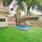 Baan Natcha Pool Villa City Center