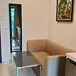 อพาร์ทเม้น Pool Access Near And Town