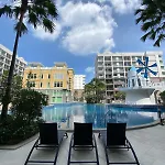 Pool Access Near And Town อพาร์ทเม้น