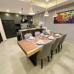 Super Luxury 3 Bedroom Private Pool With Jacuzzi, Near 711, 10 Minutes To Walking Street And - Mt8 * Pattaya