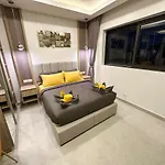 Super Luxury 3 Bedroom Private Pool With Jacuzzi, Near 711, 10 Minutes To Walking Street And - Mt8 Pattaya