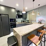 Super Luxury 3 Bedroom Private Pool With Jacuzzi, Near 711, 10 Minutes To Walking Street And - Mt8 Pattaya