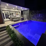 Super Luxury 3 Bedroom Private Pool With Jacuzzi, Near 711, 10 Minutes To Walking Street And - Mt8