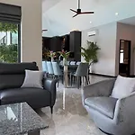 Villa Waree Minutes From Beach And City