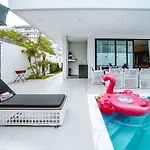 Near & Walk Street Luxury วิลล่า