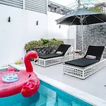 Near & Walk Street Luxury วิลล่า *