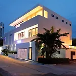 Near & Walk Street Luxury *