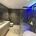 Near & Walk Street Luxury *