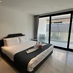 Near & Walk Street Luxury วิลล่า *