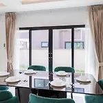 3-bedroom, 3-bathroom Townhouse, Community With Swimming Pool, Gym, Walking Street For 20 Minutes By Car อพาร์ทเม้น Pattaya
