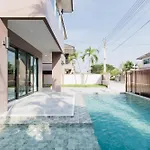 3-Bedroom, 3-Bathroom Townhouse, Community With Swimming Pool, Gym, Walking Street For 20 Minutes By Car