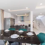 อพาร์ทเม้น 3-bedroom, 3-bathroom Townhouse, Community With Swimming Pool, Gym, Walking Street For 20 Minutes By Car