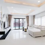 3-bedroom, 3-bathroom Townhouse, Community With Swimming Pool, Gym, Walking Street For 20 Minutes By Car Pattaya