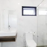 อพาร์ทเม้น 3-bedroom, 3-bathroom Townhouse, Community With Swimming Pool, Gym, Walking Street For 20 Minutes By Car