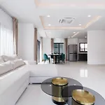 3-bedroom, 3-bathroom Townhouse, Community With Swimming Pool, Gym, Walking Street For 20 Minutes By Car อพาร์ทเม้น Pattaya
