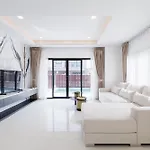3-bedroom, 3-bathroom Townhouse, Community With Swimming Pool, Gym, Walking Street For 20 Minutes By Car Pattaya