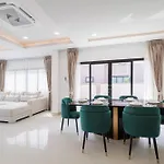 3-bedroom, 3-bathroom Townhouse, Community With Swimming Pool, Gym, Walking Street For 20 Minutes By Car อพาร์ทเม้น