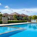 3-bedroom, 3-bathroom Townhouse, Community With Swimming Pool, Gym, Walking Street For 20 Minutes By Car อพาร์ทเม้น