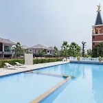 Apartment 3-bedroom, 3-bathroom Townhouse, Community With Swimming Pool, Gym, Walking Street For 20 Minutes By Car Pattaya
