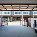 3-bedroom, 3-bathroom Townhouse, Community With Swimming Pool, Gym, Walking Street For 20 Minutes By Car * Pattaya