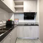 3-bedroom, 3-bathroom Townhouse, Community With Swimming Pool, Gym, Walking Street For 20 Minutes By Car อพาร์ทเม้น