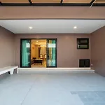 อพาร์ทเม้น 3-bedroom, 3-bathroom Townhouse, Community With Swimming Pool, Gym, Walking Street For 20 Minutes By Car *