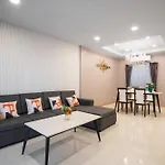 อพาร์ทเม้น 3-bedroom, 3-bathroom Townhouse, Community With Swimming Pool, Gym, Walking Street For 20 Minutes By Car Pattaya