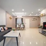 อพาร์ทเม้น 3-bedroom, 3-bathroom Townhouse, Community With Swimming Pool, Gym, Walking Street For 20 Minutes By Car *