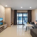 3-bedroom, 3-bathroom Townhouse, Community With Swimming Pool, Gym, Walking Street For 20 Minutes By Car อพาร์ทเม้น