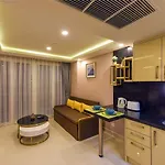 Grand Avenue By Bormon Apartment *
